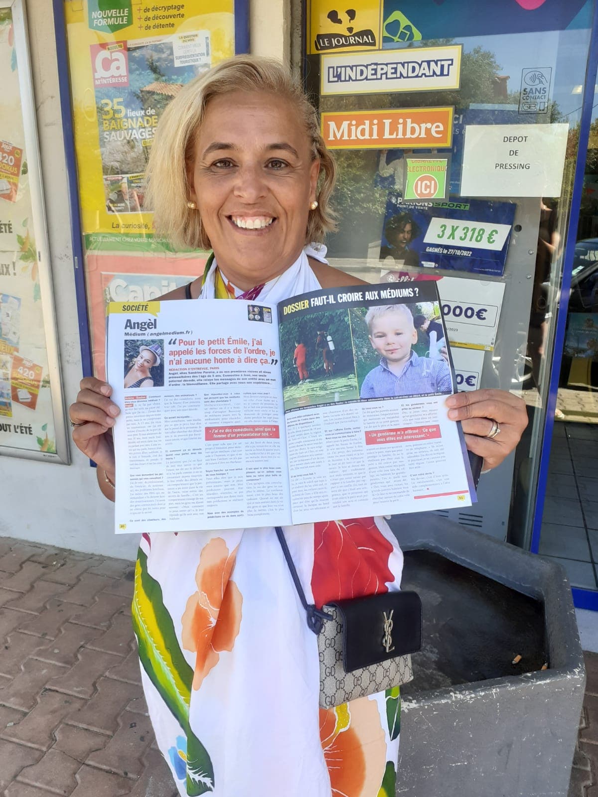 Angel Medium présentant un article de journal